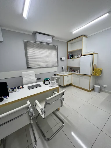 Consultório da Felinne & Cia, com bancada, pia e mobiliário de atendimento.